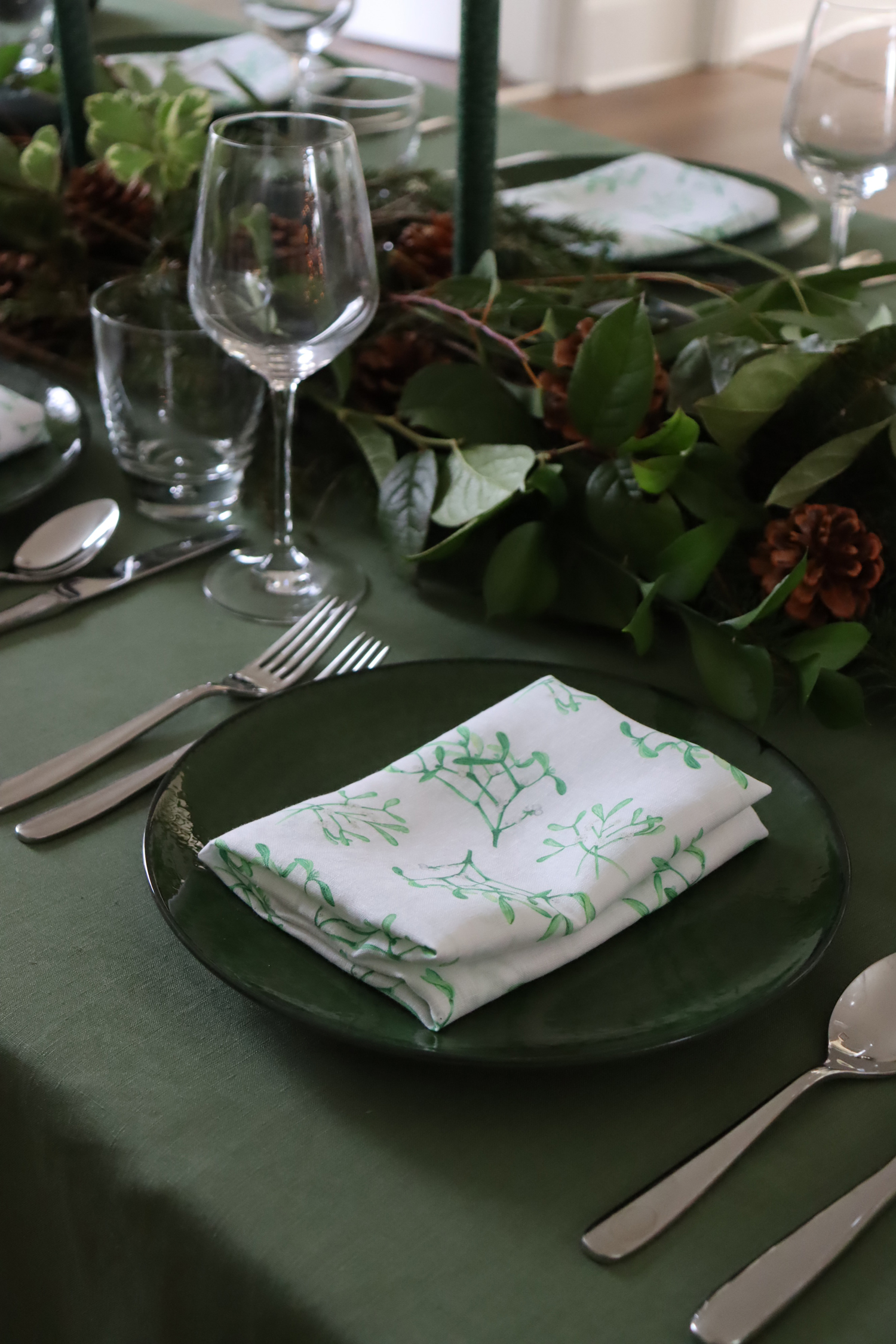 Forest green Christmas table setting 