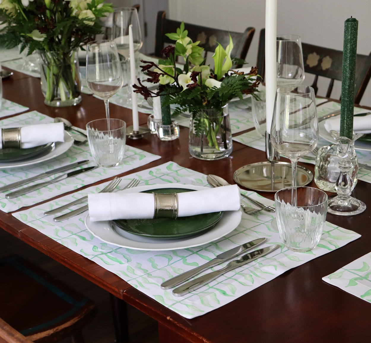 Spring dinner party green and white placesetting 