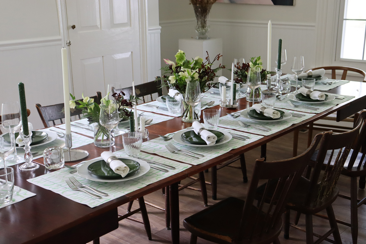 Hudleson spring dinner party green and white tablesetting tablescape